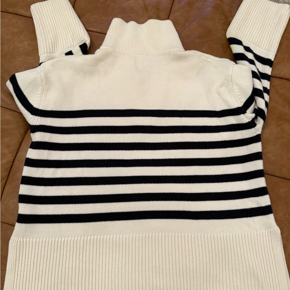 GAP Navy and Cream V-Neck Sweater - Picture 5 of 6